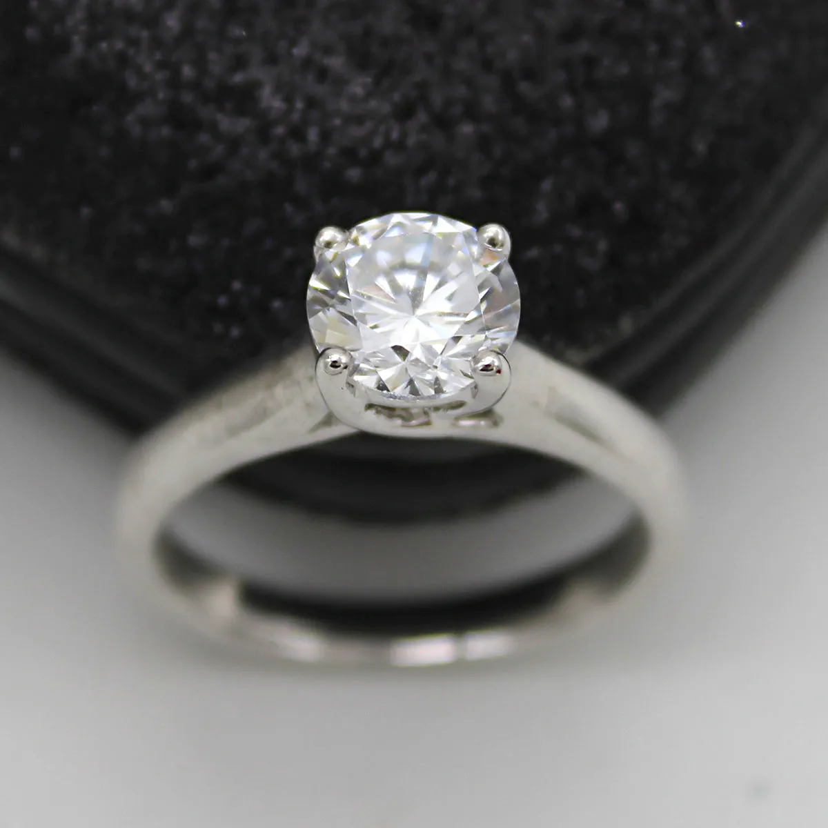 1CT Round-Cut Solitaire Diamond Ring Cross Over Prong