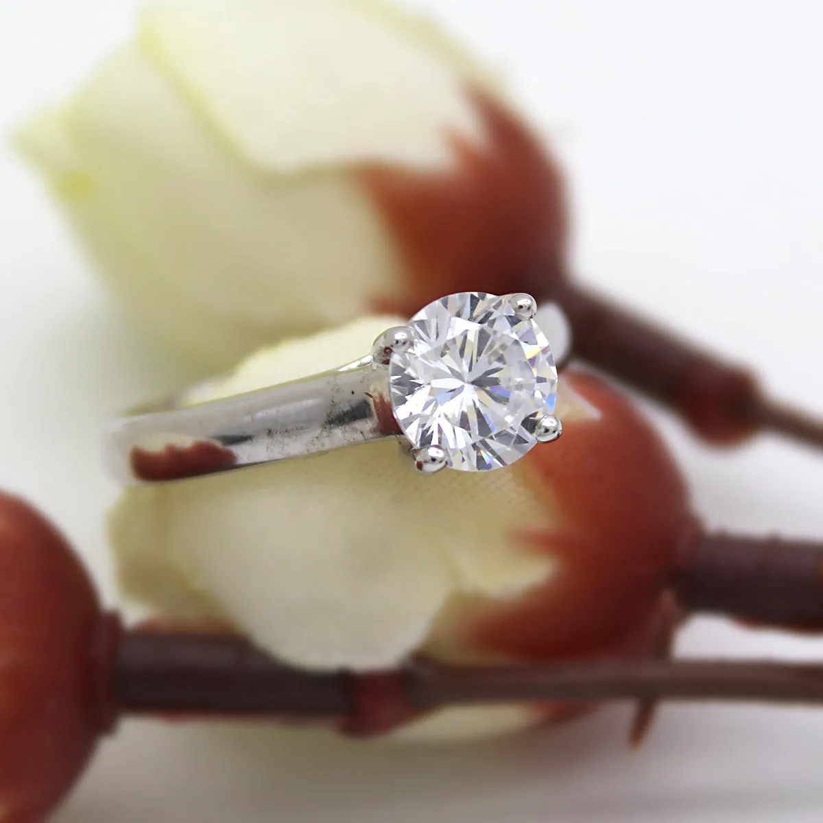 1CT Round-Cut Solitaire Diamond Ring Cross Over Prong