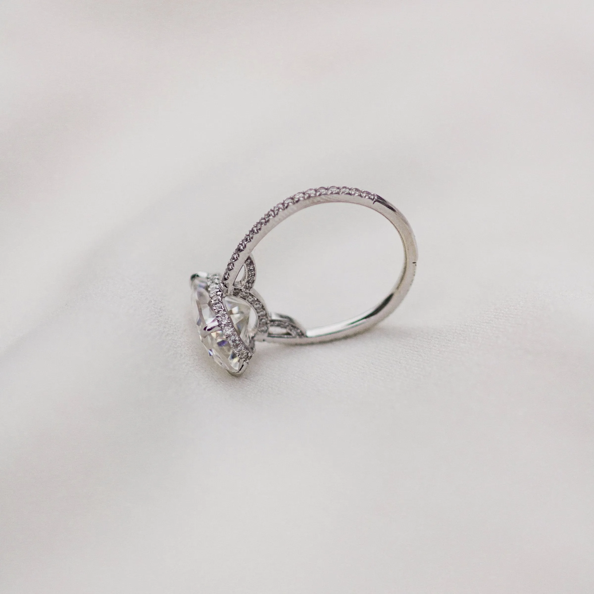 8.00ct christmas gift crushed ice oval cut moissanite engagement ring 14k/18k solid gold antique Unique Diamond wedding Ring Scallop Pave