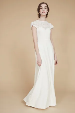 C'est le Temps de L'Amour | Lace Wedding Gown