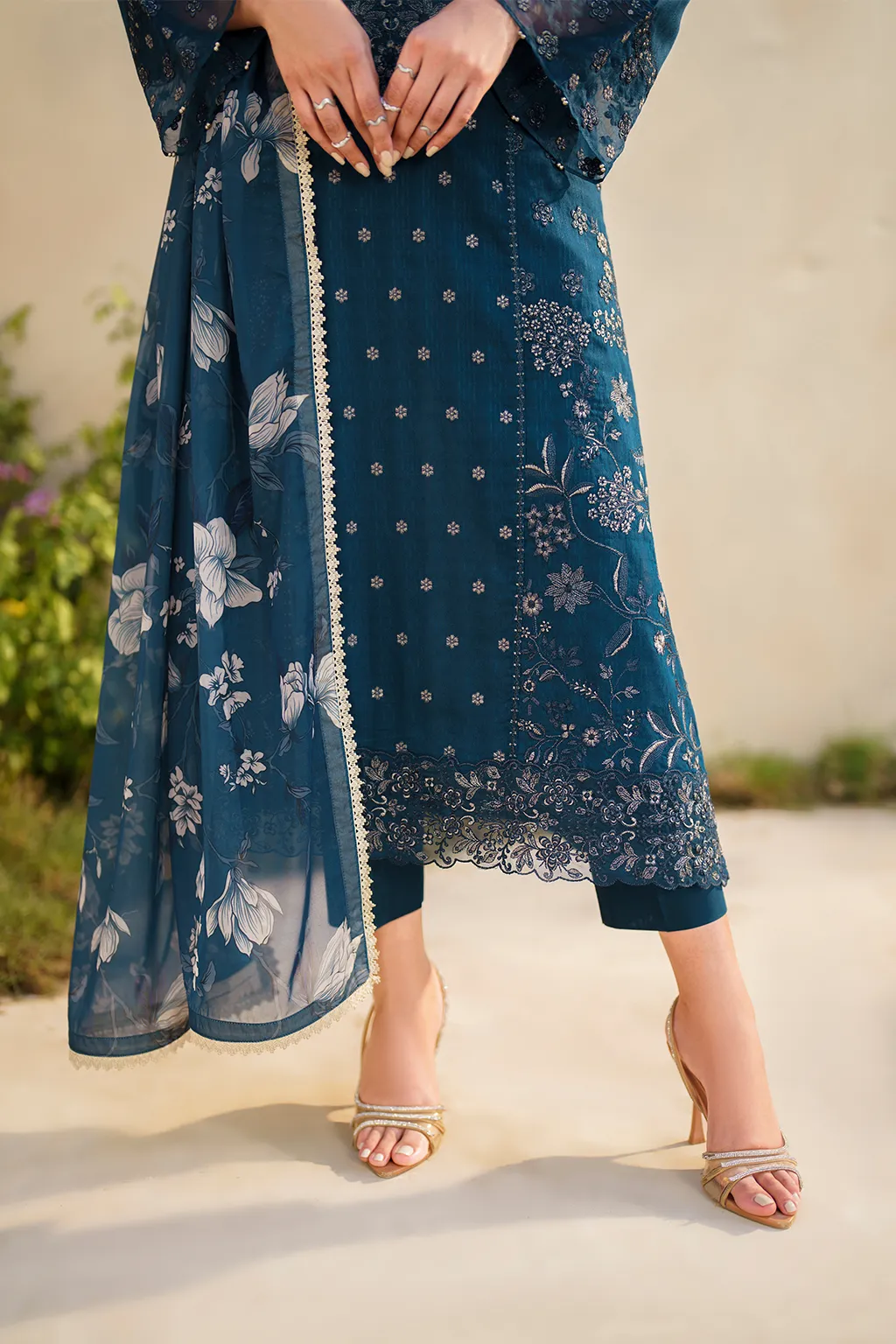IZNIK | FESTIVE LAWN '24 | SFL-01 EMBROIDERED LAWN