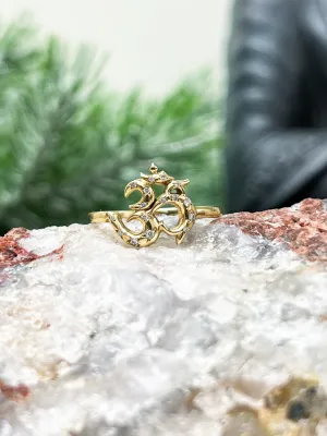 Small Om Ring with Sprinkled Diamonds