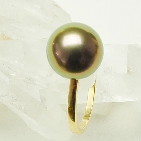 Tahitian Peacock Pearl on Gold Band